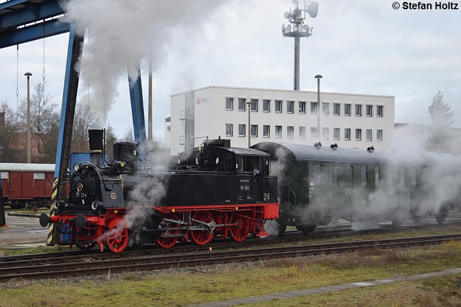 Fr eine Sonderfahrt nach Plate wurde die Schweriner 91 134 im Bahnbetriebswerk angeheizt.