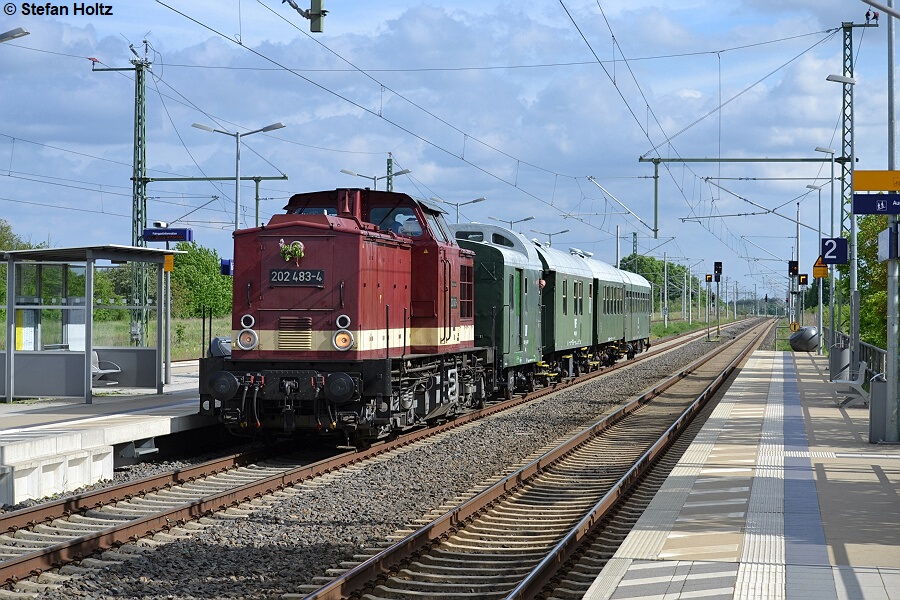 In Lwenberg musste die Lok erneut den Zug umfahren. Jetzt wartet er auf die Fahrt auf der letzten Etappe nach Waren (Mritz)