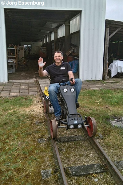 Holger auf einem Schienenkettcar