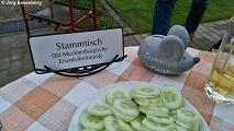 Stammtischschild und Spendenmaus am Esstisch.