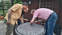 Holger, Stefan und Frank beim Zusammenbau des Testkreises.