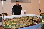Holger vor seiner N-Anlage bestehend aus der Anlage "Krumbach" und zwei Modulen.