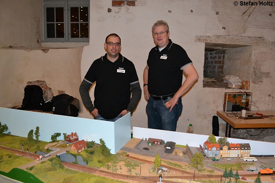 Frank und Stefan vor ihren TT-Anlagen. Die Anlagen "Franzenstorf" und "Stargard (Meckl.)" wurden verbunden und gemeinsam betrieben.