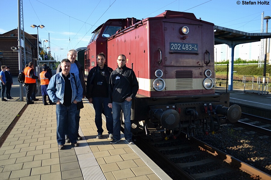Ein Gruppenfoto vor dem Sonderzug in Waren (Mritz) darf natrlich nicht fehlen.