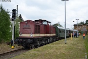 Der Sonderzug hat Neustadt (Dosse) erreicht und wartet im Stdtebahnhof auf die Rckfahrt.