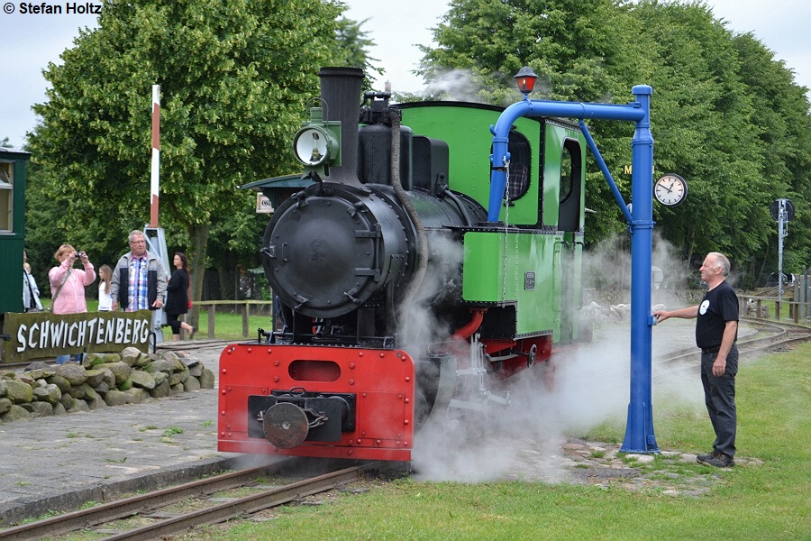 Dampflok beim Wasser fassen