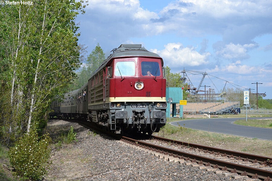 132 334 verlsst mit dem Sonderzug Ferropolis