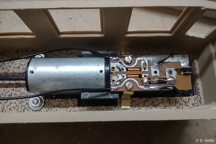 Befestigung Rahmen im Geh&auml;se