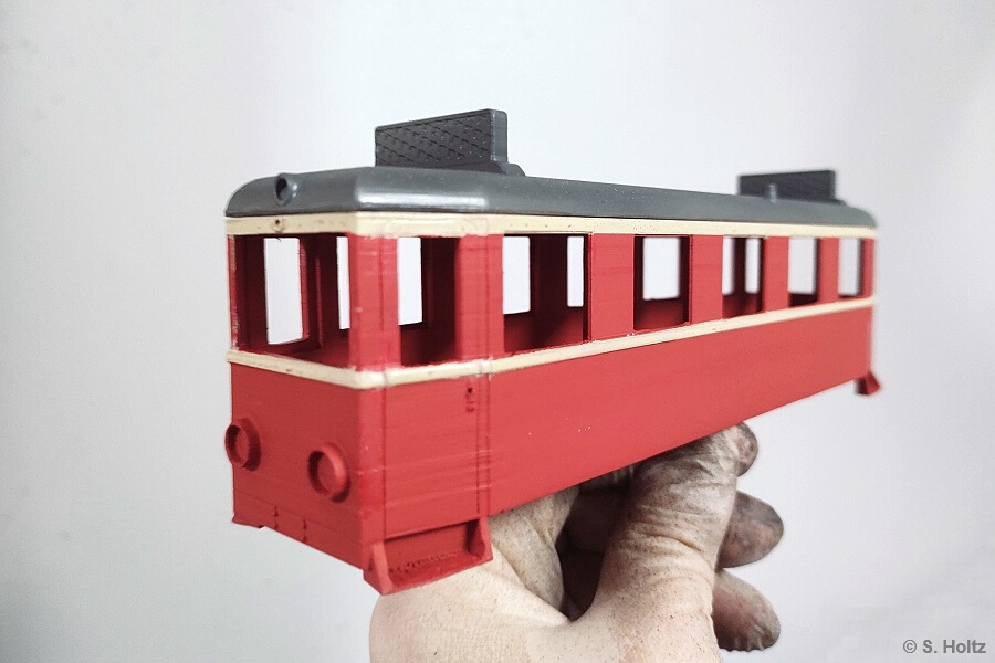 Triebwagen mit Zierstreifen