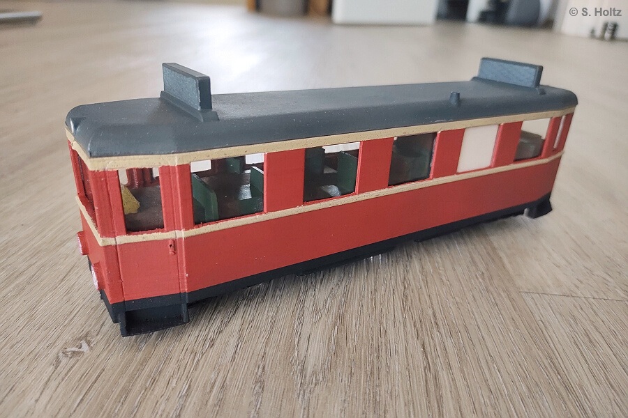 Triebwagen mit lackierter Inneneinrichtung